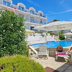 Front With Swimming Pool, Illyria 101 Appartement Milna (Brac)
