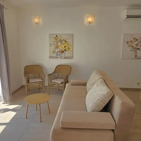 Front With Swimming Pool, Illyria 101 Apartament *