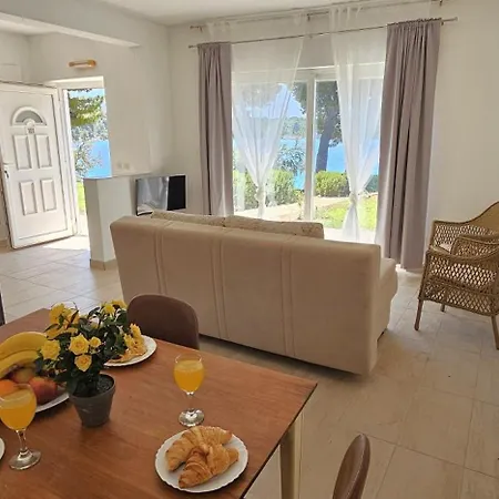 Apartment Front With Swimming Pool, Illyria 101 *