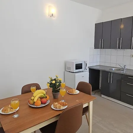 Front With Swimming Pool, Illyria 101