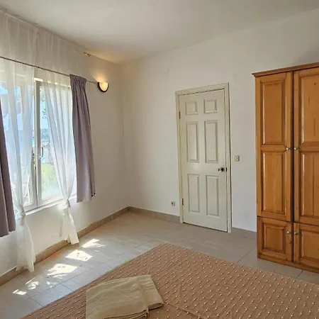 Apartment Front With Swimming Pool, Illyria 101 *