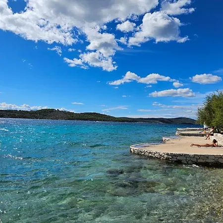 Apartment Front With Swimming Pool, Illyria 101 Milna (Brac)