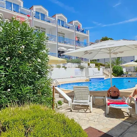 Front With Swimming Pool, Illyria 101 Apartman Milna