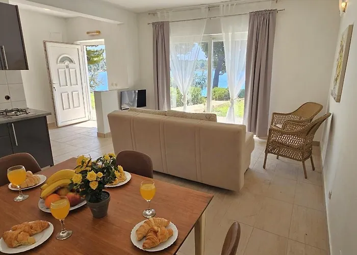 Apartment Front With Swimming Pool, Illyria 101 *