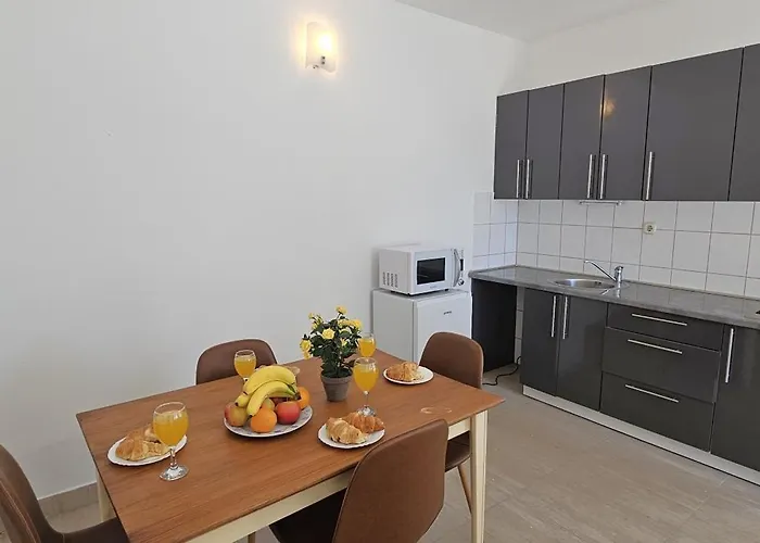 Front With Swimming Pool, Illyria 101