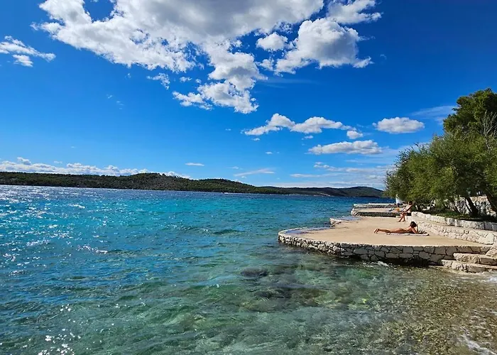 Apartment Front With Swimming Pool, Illyria 101 Milna (Brac)