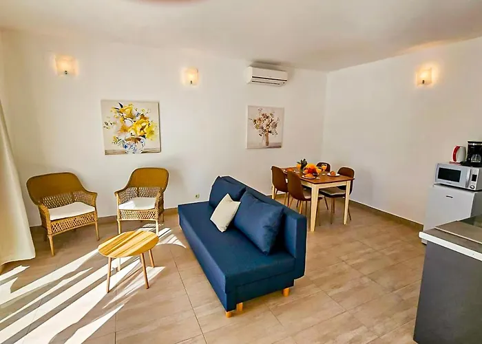 Front With Swimming Pool, Illyria 101 公寓 *